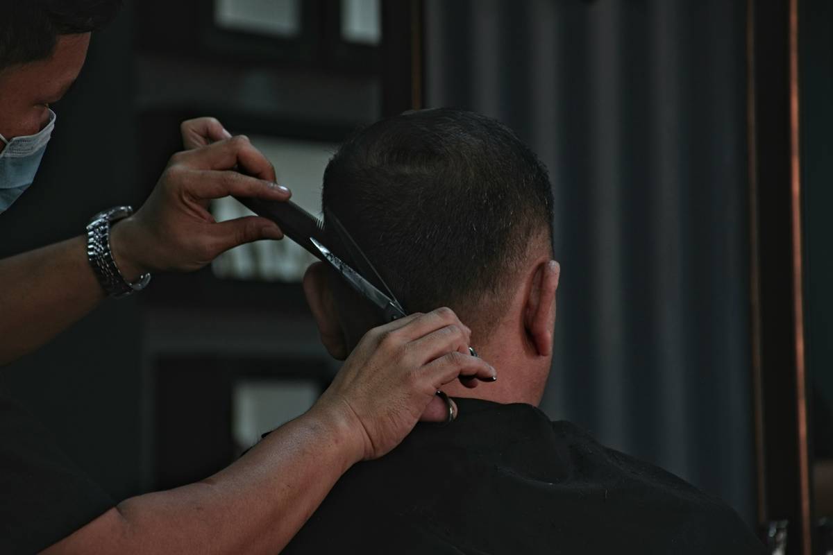 Infographic showing stages of proper bald head hair cut: clipper pass, pre-shave oil application, foil shaver use, moisturizer + SPF. Includes stats on folliculitis risk reduction.